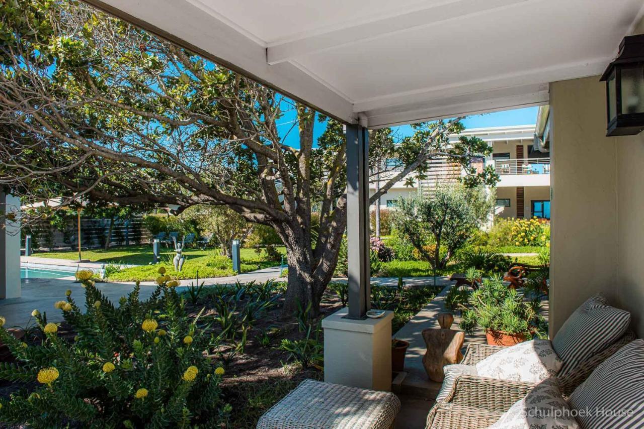 Schulphoek Seafront House Hermanus Extérieur photo A view of the courtyard from a balcony